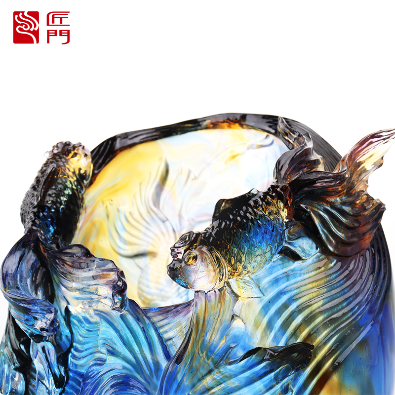 Glasvas: Lyxigt och sofistikerat vardagsrum med blomsterarrangemang Kristallglas Konstnärligt konserverad blomhållare Hemmatbord Dekorativ prydnad