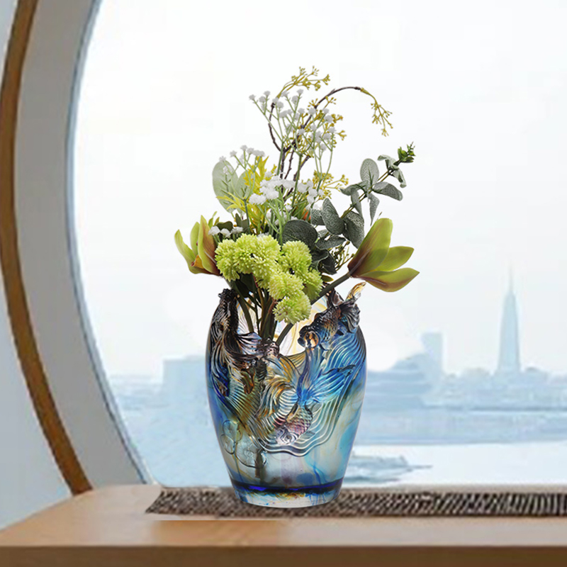 Glasvas: Lyxigt och sofistikerat vardagsrum med blomsterarrangemang Kristallglas Konstnärligt konserverad blomhållare Hemmatbord Dekorativ prydnad