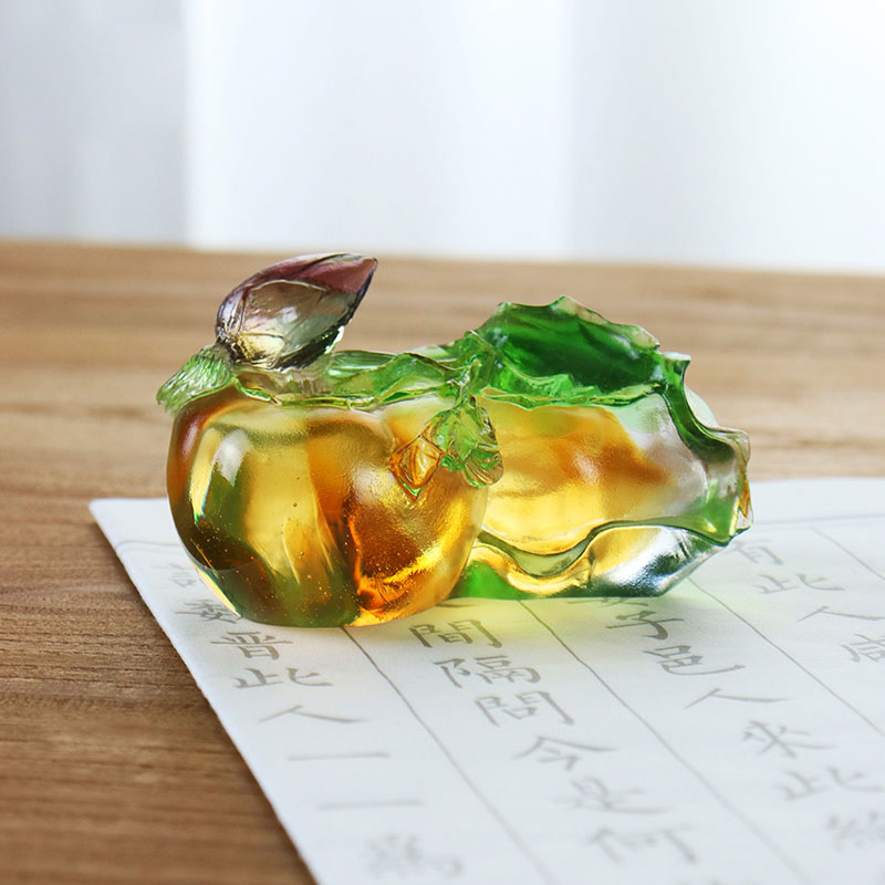 Persimmonformade färgade prydnader i kristallglasskulptur