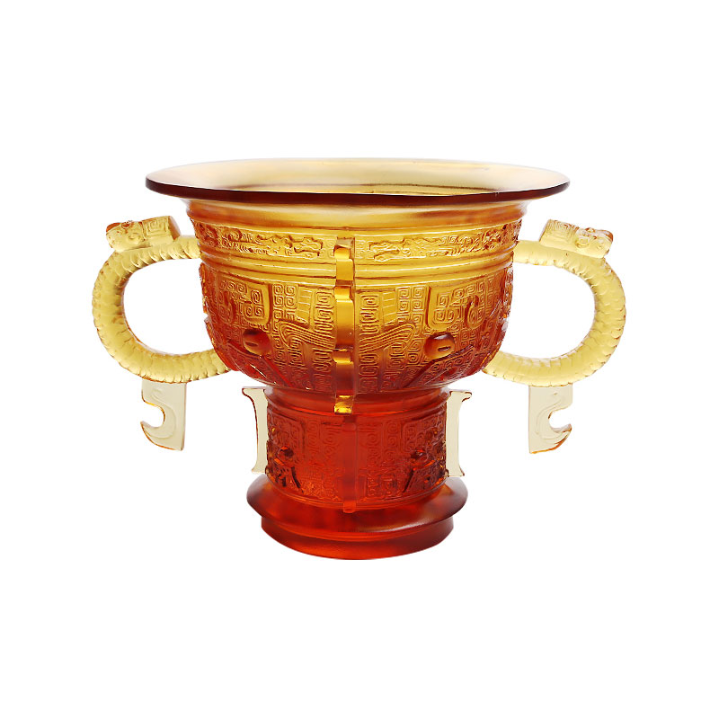 Kinesiskt stativ med draköronhandtag och taggmönster