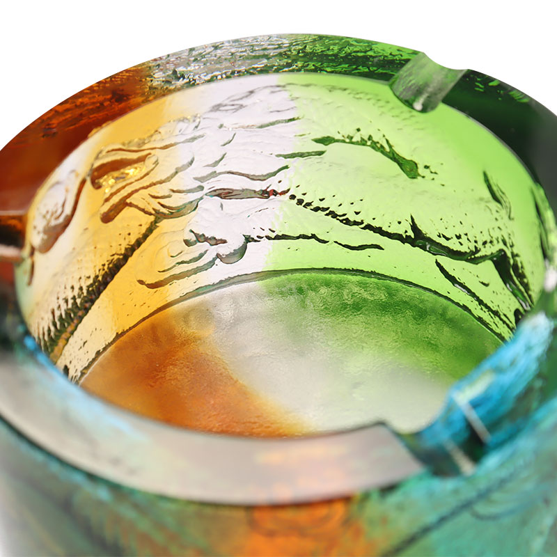 Askkopp av glas med drake-out-of-sea-mönster