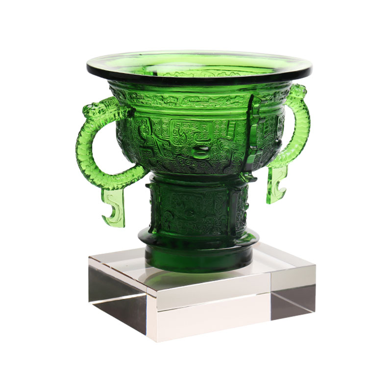 Kinesiskt stativ med draköronhandtag och taggmönster