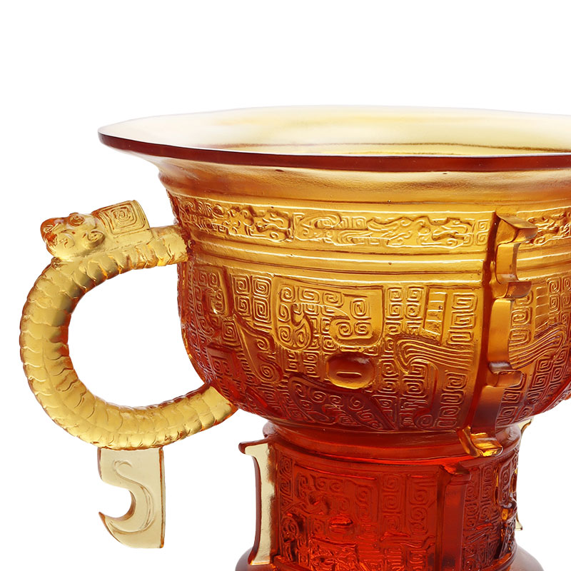 Kinesiskt stativ med draköronhandtag och taggmönster