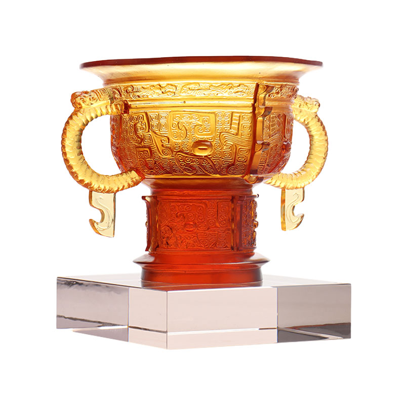 Kinesiskt stativ med draköronhandtag och taggmönster