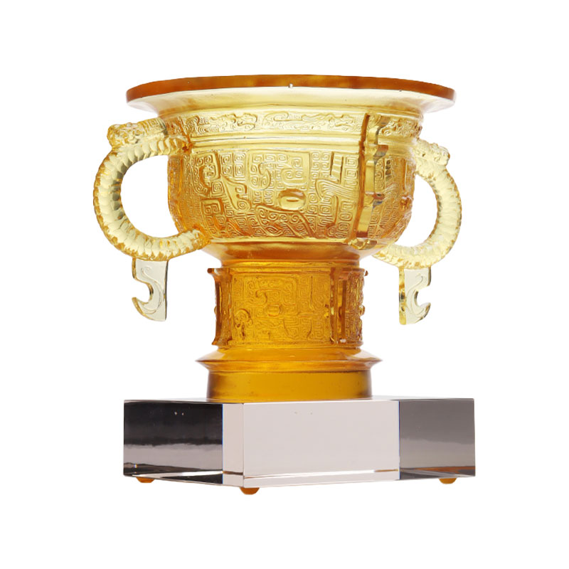 Kinesiskt stativ med draköronhandtag och taggmönster