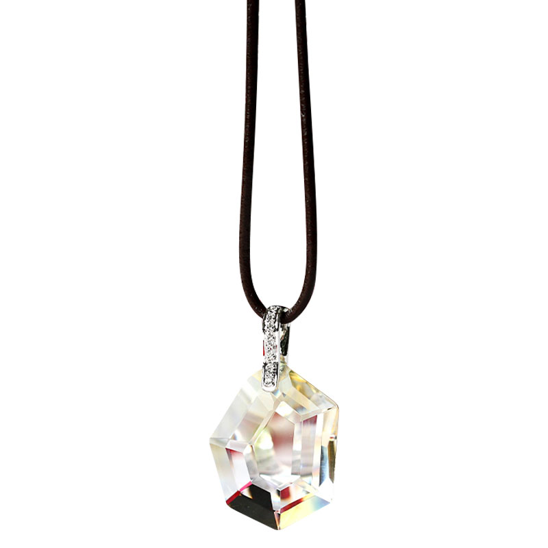 Silverfärgat halsband med hängsmycke i glas