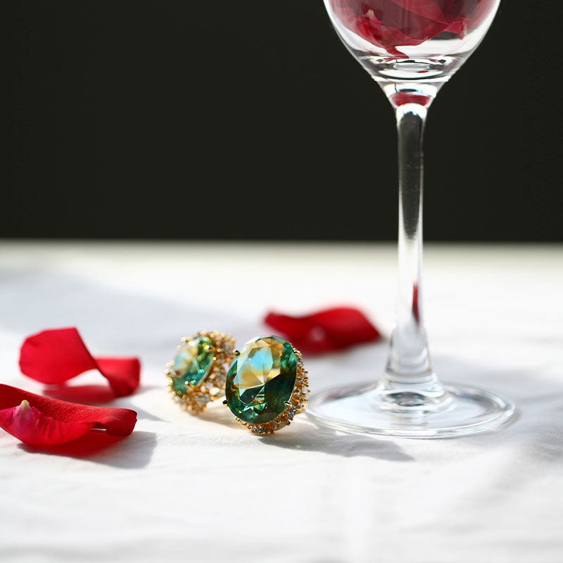 Gröna glasörhängen med gyllene öronkuddar