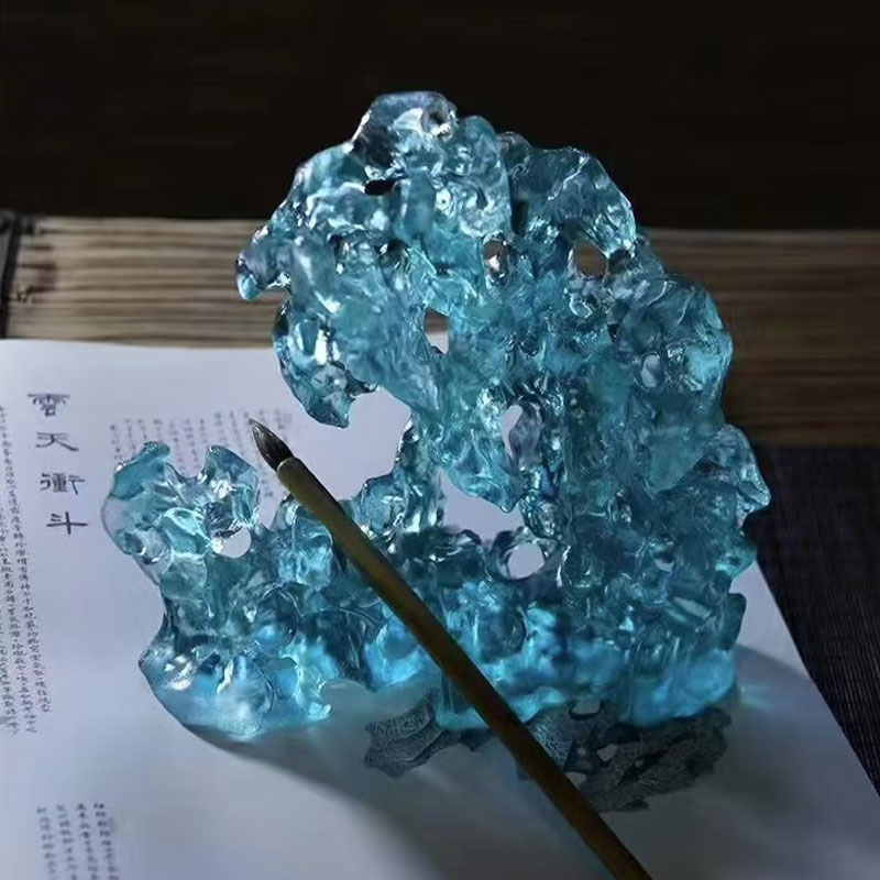 Stenformade blåfärgade glasprydnader