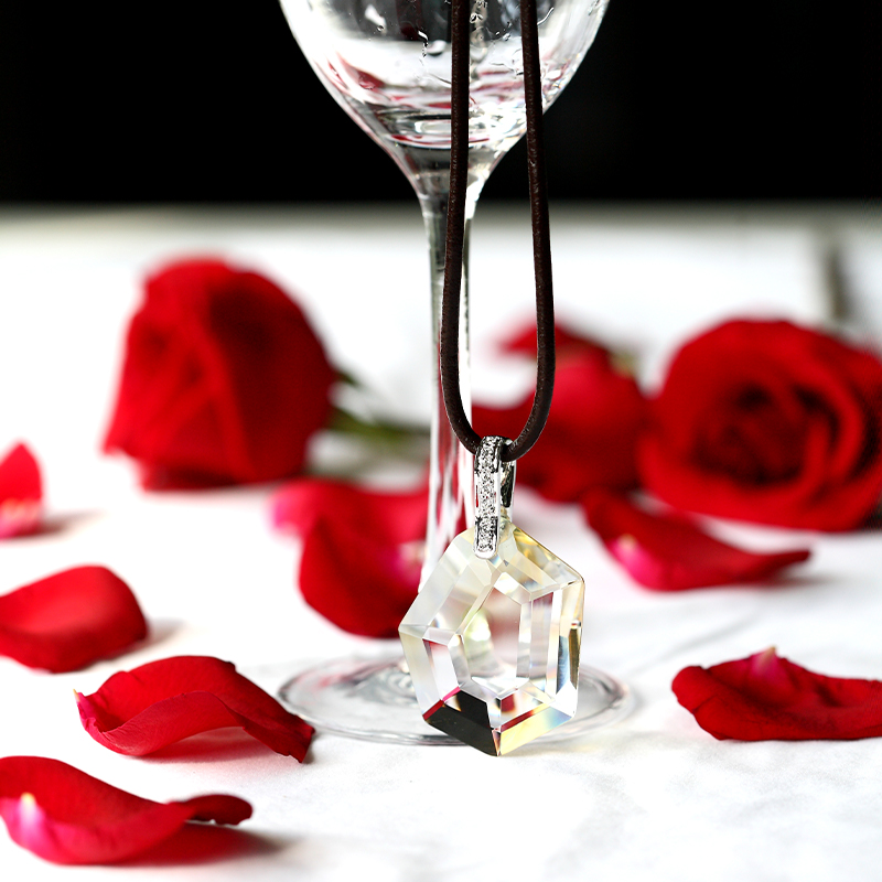 Silverfärgat halsband med hängsmycke i glas