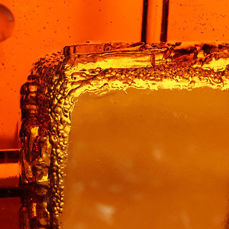 Röd askkopp i glas med utsökt präglade djurmönster