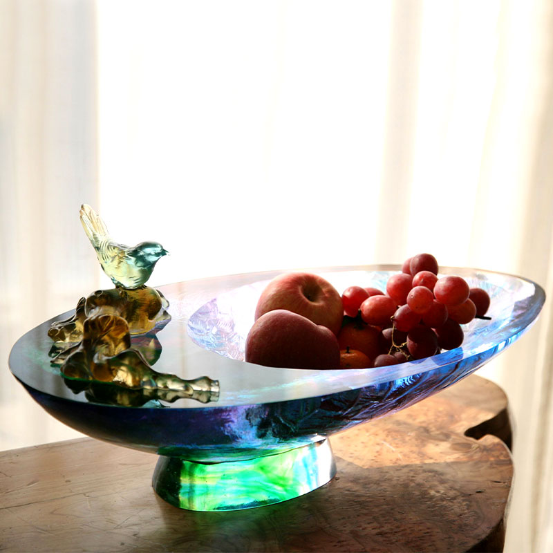 Fruktskål i kristallglas med fågeldekoration