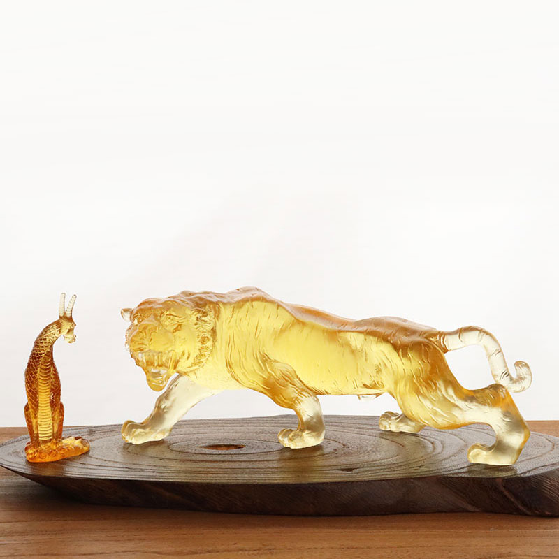 Gyllene färgade tigerprydnader i glasyr