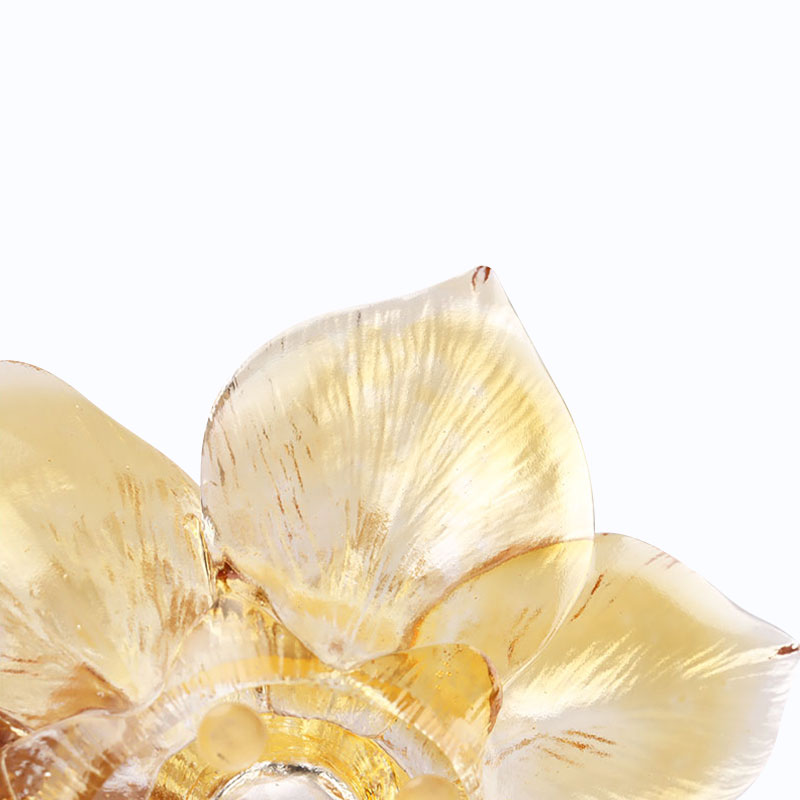 Kronbladsformad ljushållare av glas