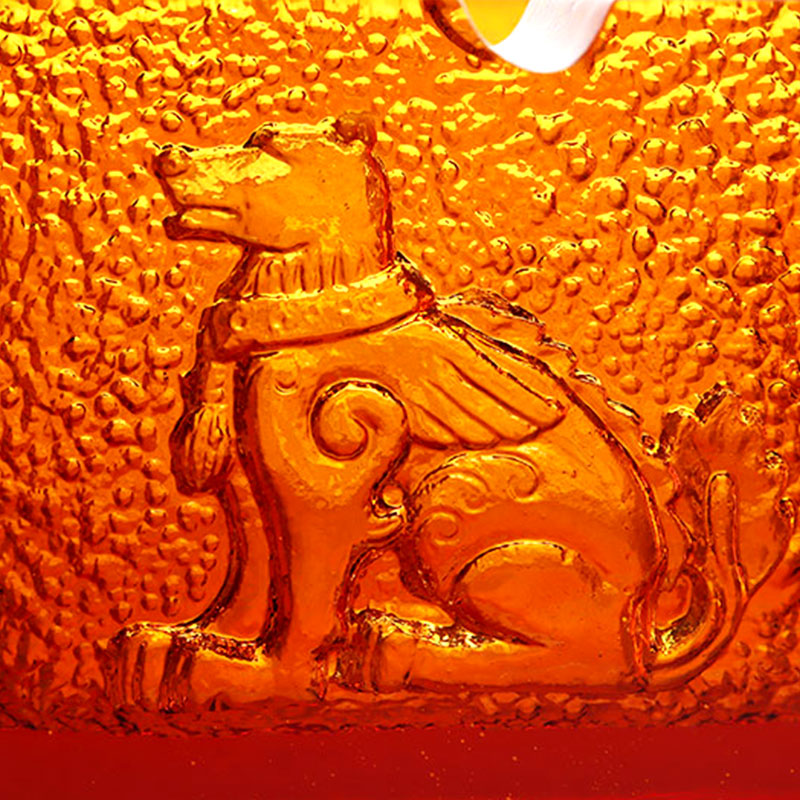 Röd askkopp i glas med utsökt präglade djurmönster