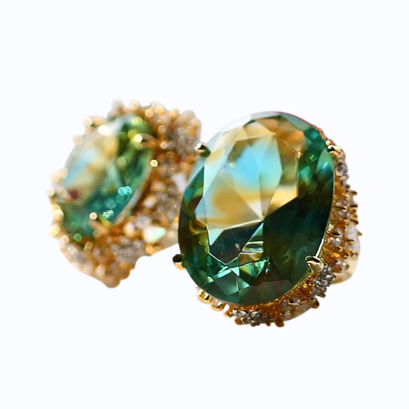 Gröna glasörhängen med gyllene öronkuddar