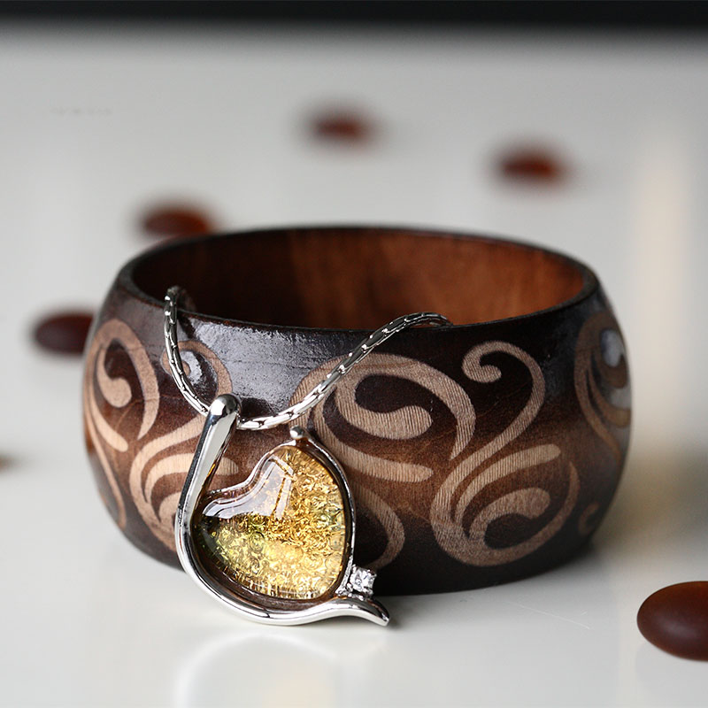 Elegant silverfärgat armband inlagt med glashänge