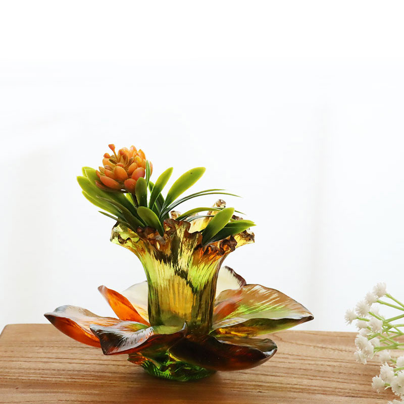 Kronbladsformad ljushållare av glas