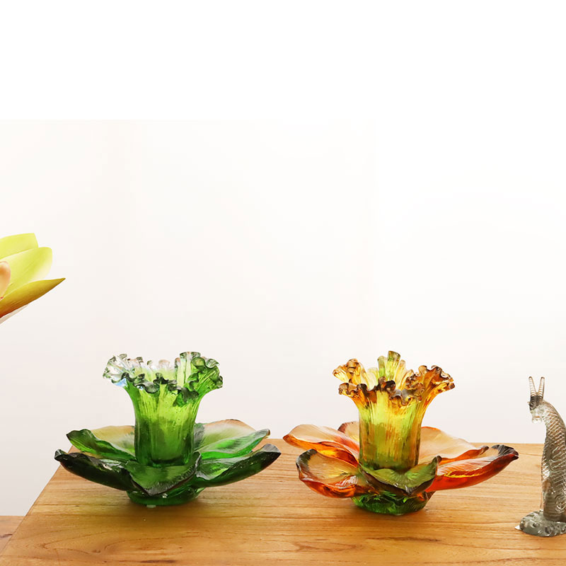 Kronbladsformad ljushållare av glas