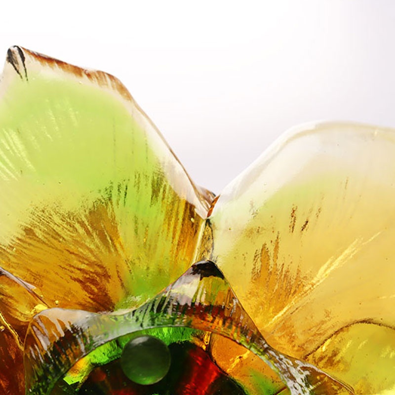 Kronbladsformad ljushållare av glas