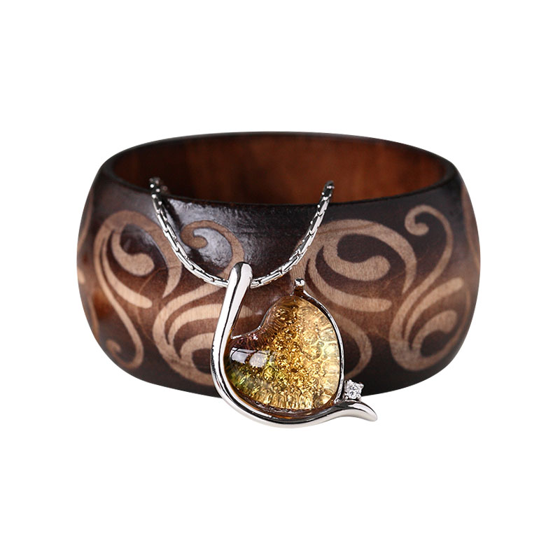 Elegant silverfärgat armband inlagt med glashänge