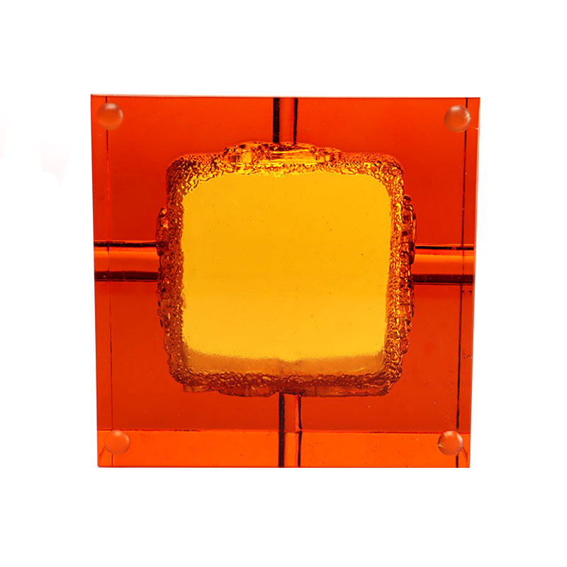 Röd askkopp i glas med utsökt präglade djurmönster