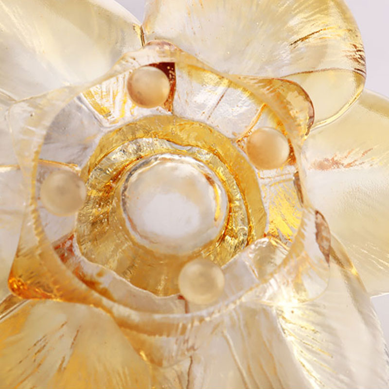 Kronbladsformad ljushållare av glas