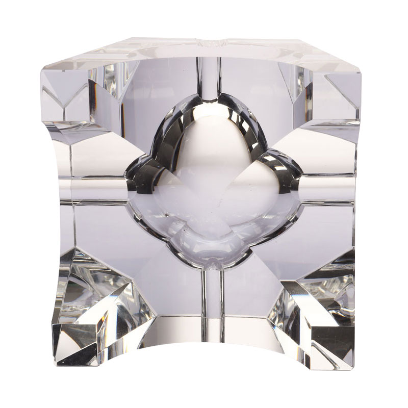 Enkel geometrisk design askkopp i transparent glaskristall