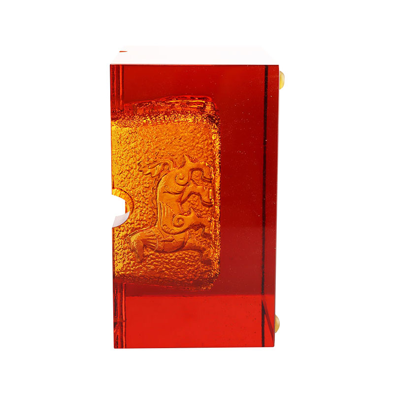 Röd askkopp i glas med utsökt präglade djurmönster