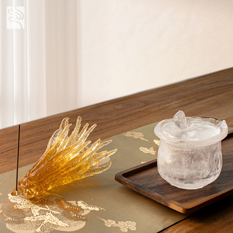 Handformad rökelsehållare i guldfärgat glas