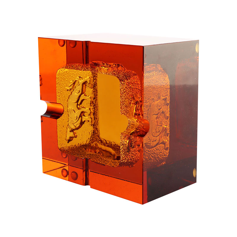 Röd askkopp i glas med utsökt präglade djurmönster