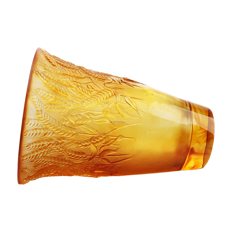 Amber glasvas präglad med veteöron