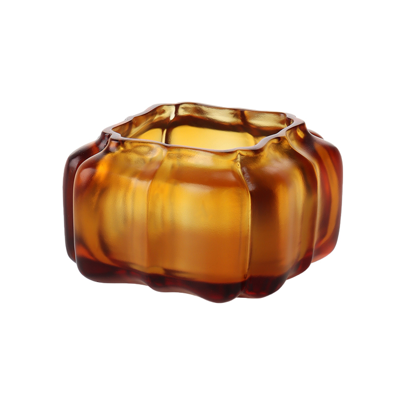 Lila kristallglas pumpaformad vattenkruka