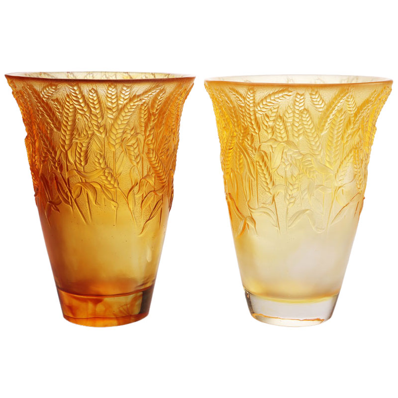 Amber glasvas präglad med veteöron