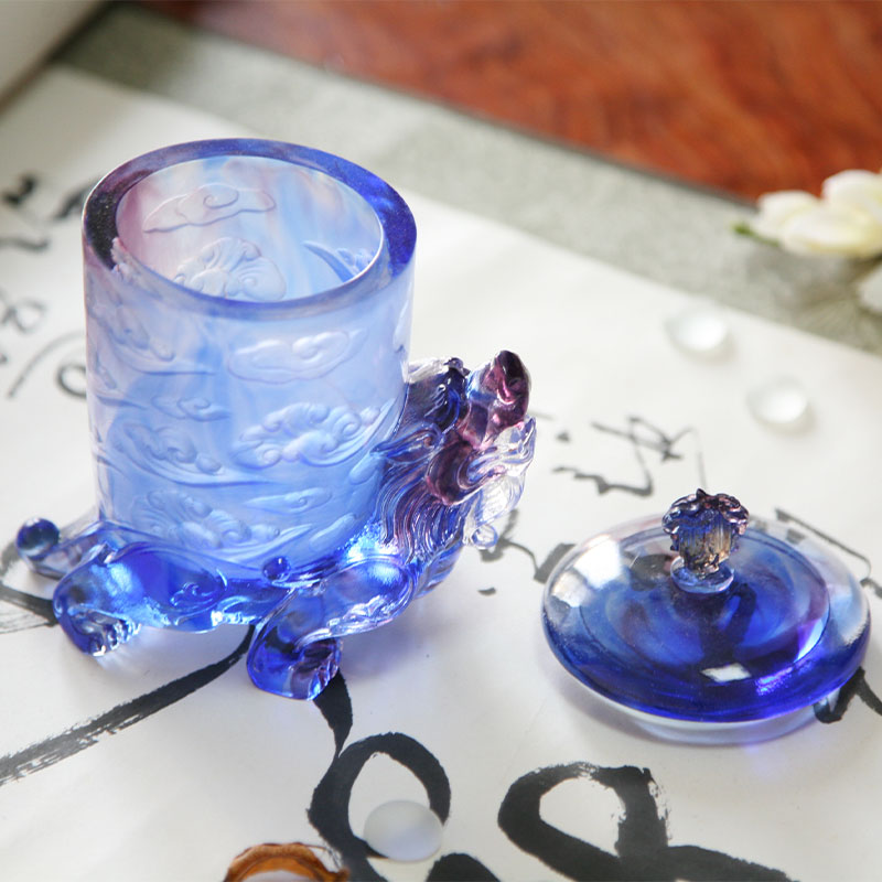 Blå glaskristallmugg med lock, mytisk odjursbas