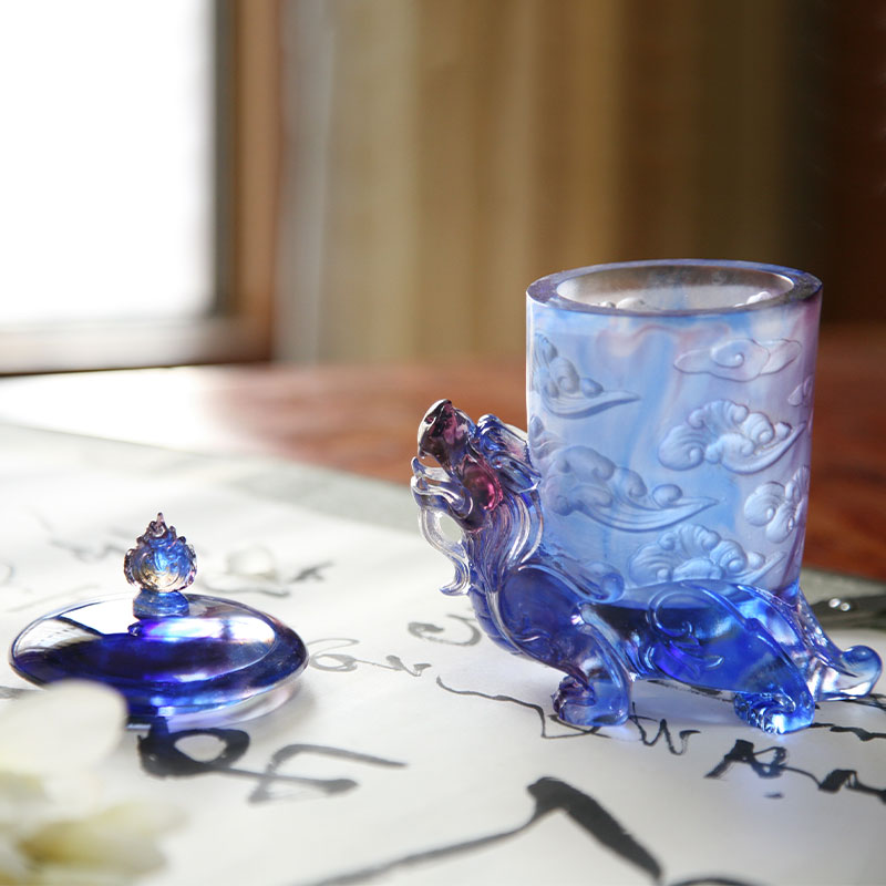 Blå glaskristallmugg med lock, mytisk odjursbas