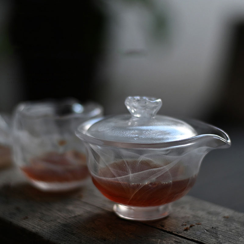 Transparent glas teservis med tekanna, tekopp