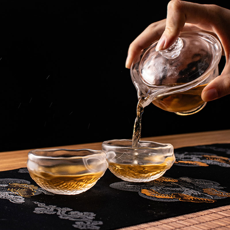 Transparent glas teservis med tekanna, tekopp