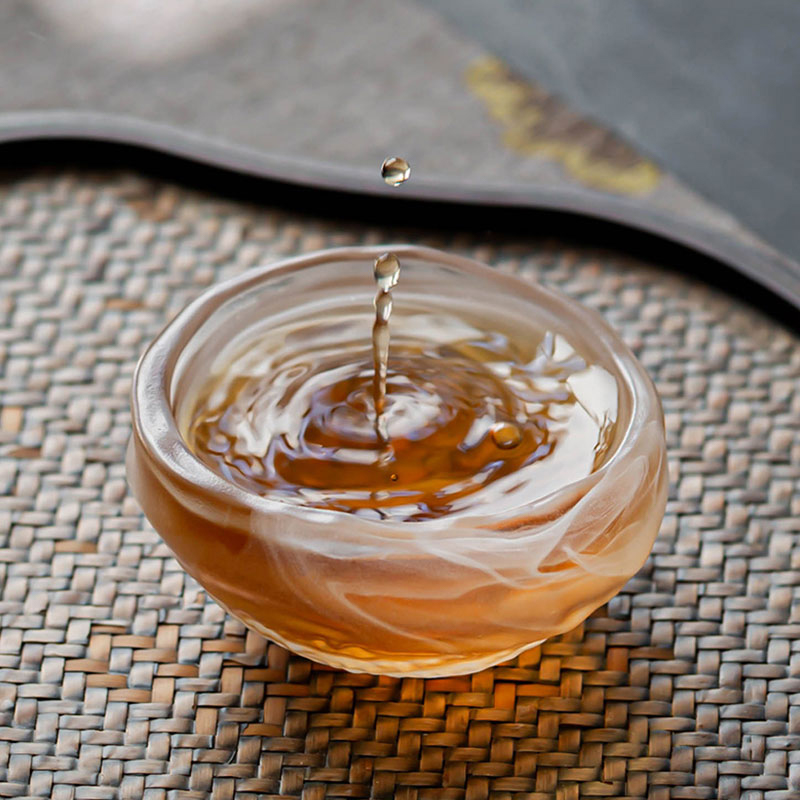 Transparent glas teservis med tekanna, tekopp