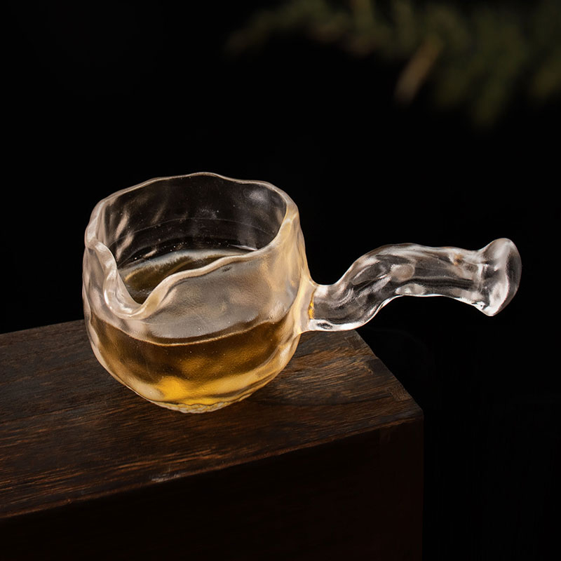 Transparent glas teservis med tekanna, tekopp