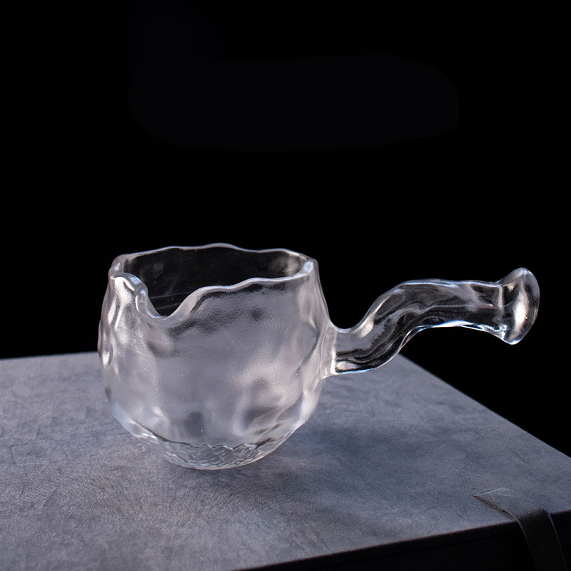 Transparent glas teservis med tekanna, tekopp