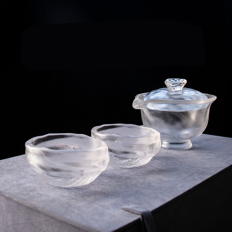 Transparent glas teservis med tekanna, tekopp