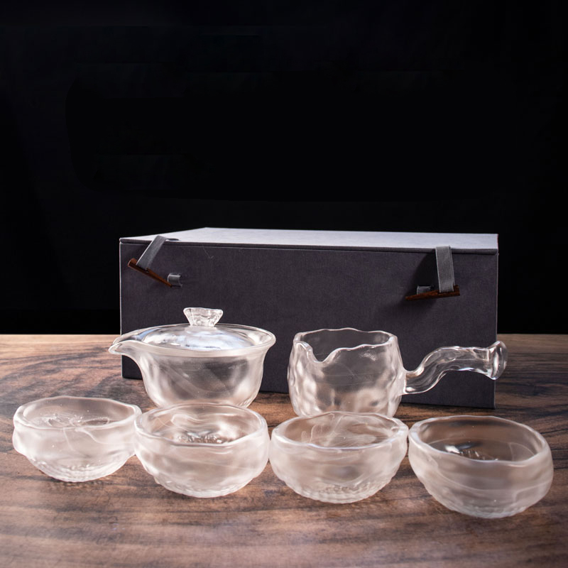 Transparent glas teservis med tekanna, tekopp