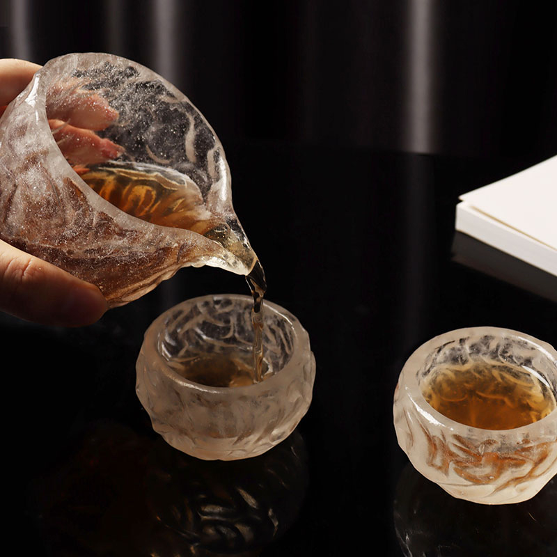 Bubbelmönster genomskinliga tekoppar av glas för användning på hemmakontoret