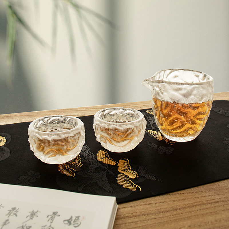 Bubbelmönster genomskinliga tekoppar av glas för användning på hemmakontoret