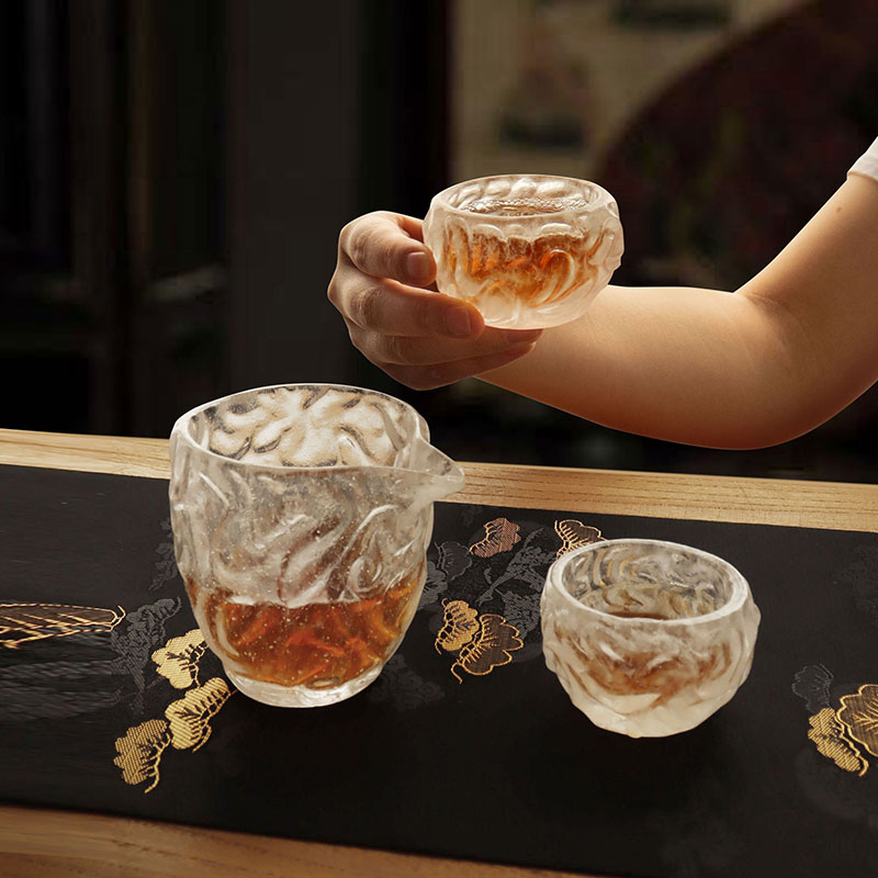 Bubbelmönster genomskinliga tekoppar av glas för användning på hemmakontoret