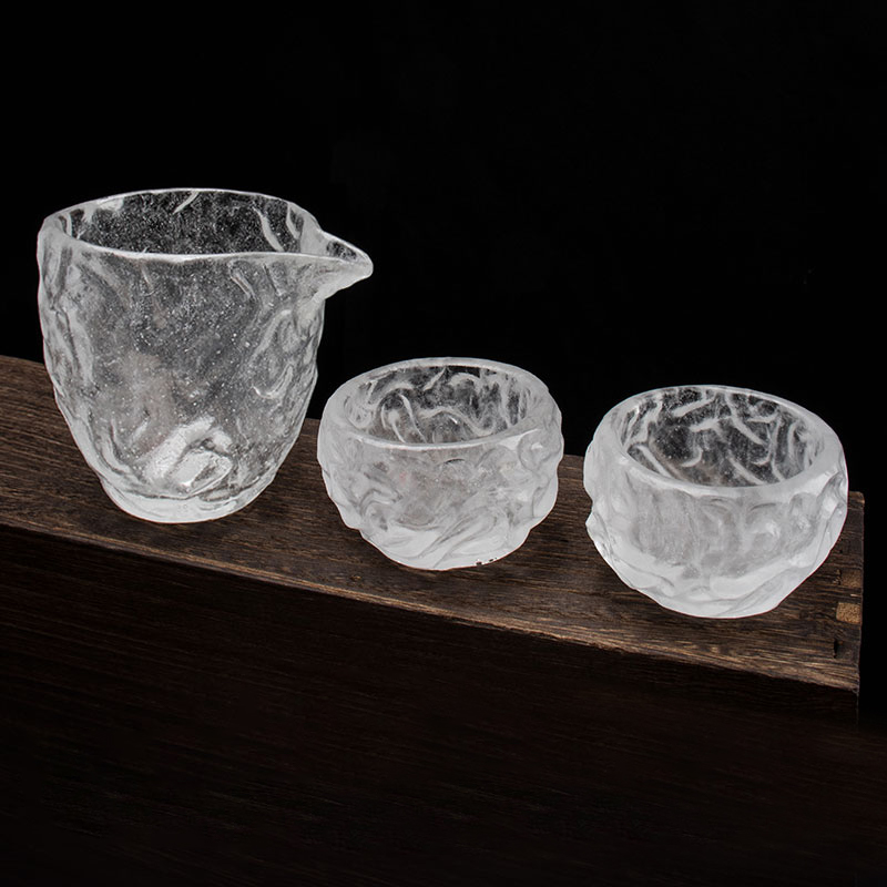 Bubbelmönster genomskinliga tekoppar av glas för användning på hemmakontoret