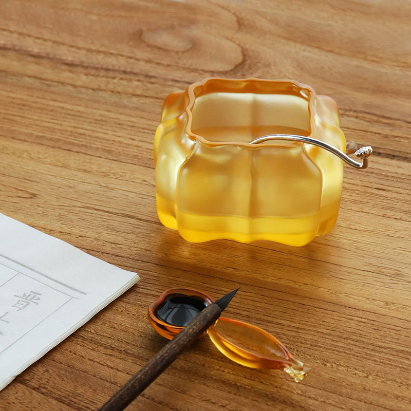 Lila kristallglas pumpaformad vattenkruka