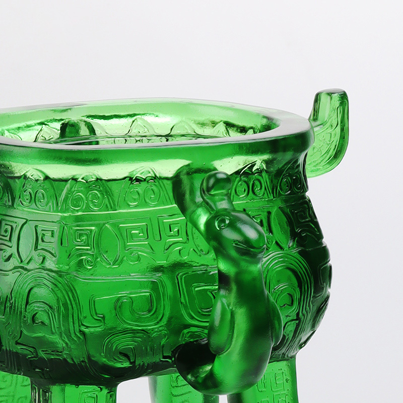 Smaragdgrönt stativ i kristallglas med öronformade handtag