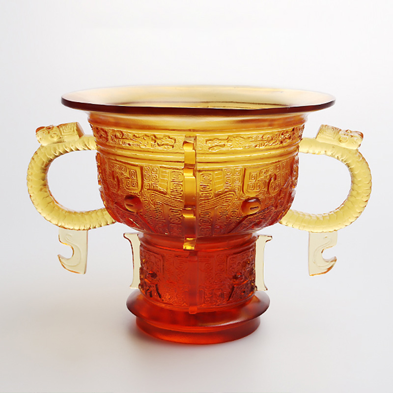 Kinesiskt stativ med draköronhandtag och taggmönster