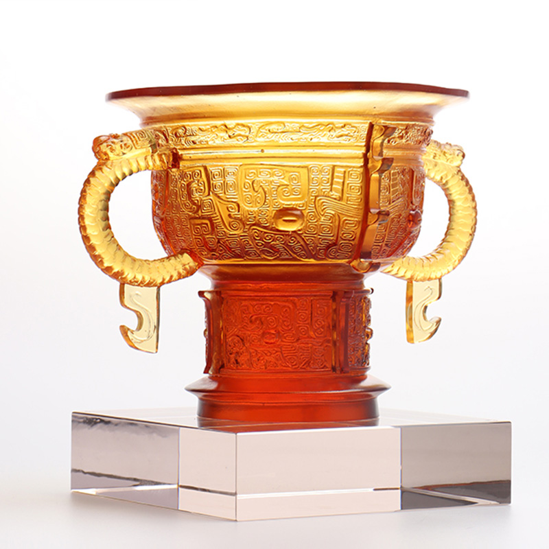 Kinesiskt stativ med draköronhandtag och taggmönster